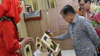 Wapres RI, Jusuf Kalla melihat salah satu hasil kerajinan pada Pameran Produk Unggulan Narapidana di Jakarta, Selasa (26/3). Beragam Produk Unggulan Narapidana dari 33 divisi pemasyarakatan Kanwil Kemenkumham se-Indonesia dipamerkan hingga 29 Maret, mendatang. (Liputan6.com/Helmi Fithriansyah)
