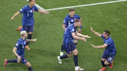 Bek Slovakia, Milan Skriniar (tengah) berselebrasi dengan rekannya usai mencetak gol ke gawang Polandia pada pertandingan grup E Euro 2020 di stadion Saint Petersburg, Rusia (14/6/2021).  Kemenangan ini, membuat Slovakia memimpin klasemen Grup E Euro 2020. (Anton Vaganov/Pool via AP)