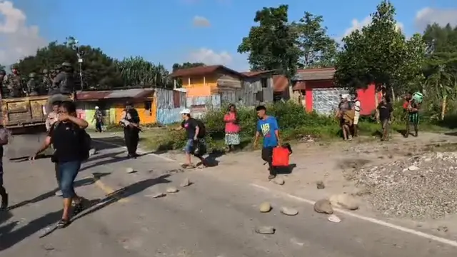 Evakuasi warga dari tempat tinggalnya untuk mencari perlindungan yang lebih aman di sejumlah pos keamanan TNI Polri