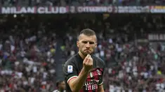 Penyerang AC Milan, Ante Rebic berselebrasi usai mencetak gol ke gawang Udinese pada pertandingan Liga Serie A Italia di stadion San Siro, di Milan, Italia, Sabtu (13/8/2022). Rebic mencetak dua gol dan mengantar AC Milan menang atas Udinese 4-2. (AP Photo/Antonio Calanni)