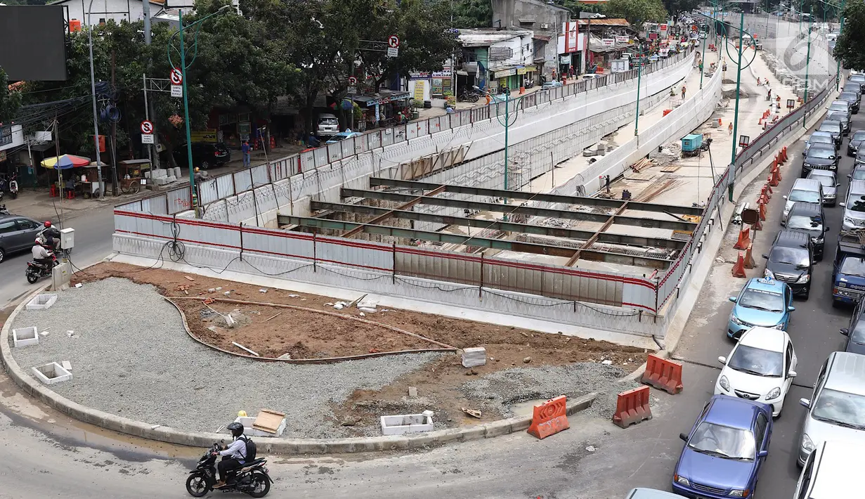 Pekerja menyelesaikan pembangunan Underpass Mampang di Jakarta, Senin (12/3). Proyek jalan bawah tanah sepanjang 855 meter yang direncanakan melewati dua jalan layang dan lampu merah perempatan Rasuna Said dan Mampang. (Liputan6.com/Immanuel Antonius)