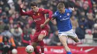 Pemain Liverpool, Federico Chiesa (kiri) berebut bola dengan pemain Accrington Stanley, Ben Woods pada laga lanjutan Piala FA 2024/2025 yang berlangsung di Anfield, Liverpool, Inggris, Sabtu (11/01/2025). (AP Photo/PA/Peter Byrne)
