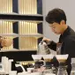 Barista Ryan Wijaya menggunakan teknik V60 untuk menghasilkan kopi yang diracik dengan konsep slow coffee. (dok. Hario Cafe)