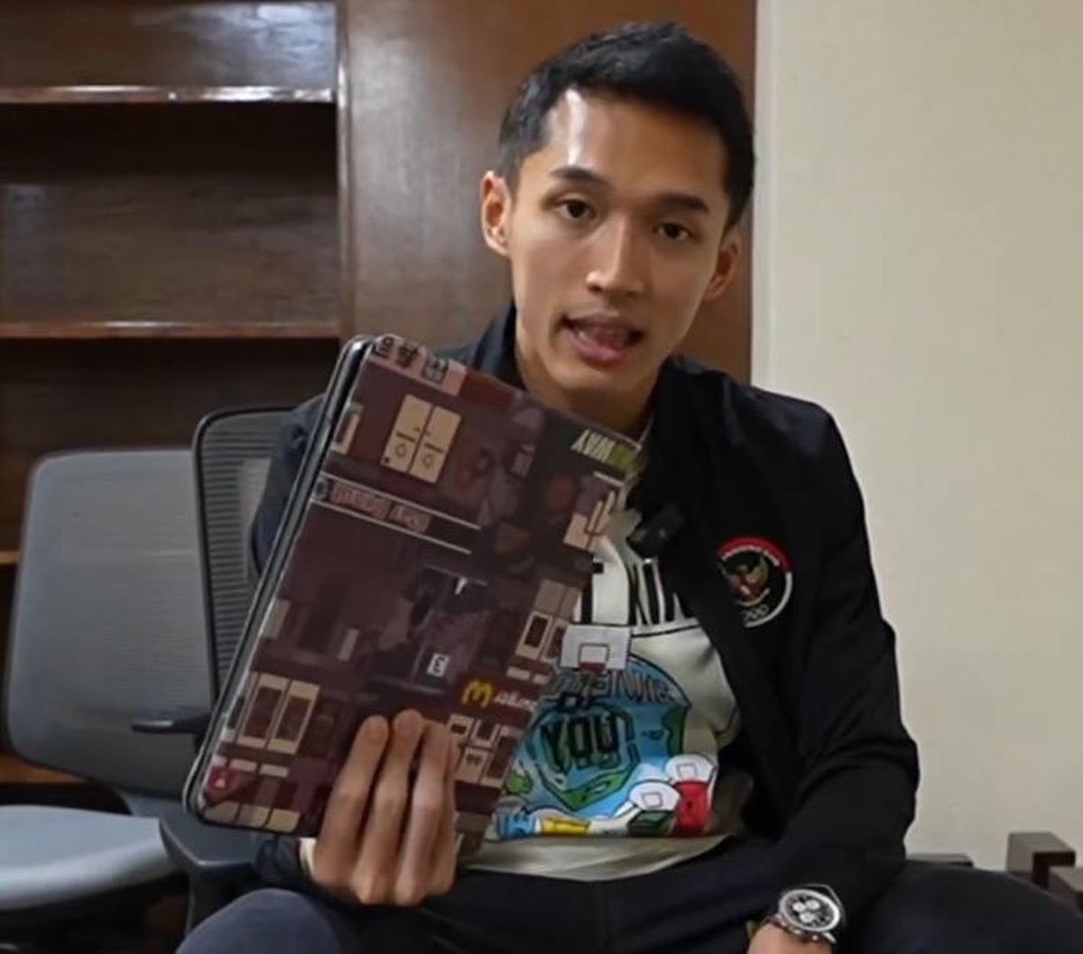 Yang pertama ada ipad. Ipad ini ia bawa untuk mengisi waktu panjang yang ia tempuh selama perjalanan ke Paris. Dengan Ipad ini ia bisa menonton film atau melakukan hal lain. Ia juga membawa buku bacaan untuk mengisi kebosanan. Jojo juga membawa Al Kitab d