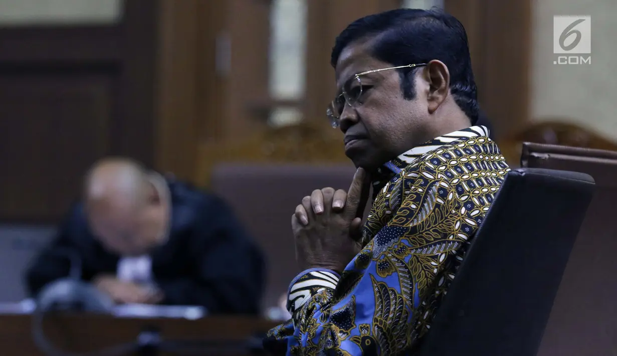 Terdakwa penerimaan suap terkait kerja sama pembangunan PLTU Riau-1, Idrus Marham saat sidang tuntutan di Pengadilan Tipikor, Jakarta, Kamis (21/3). Mantan Mensos itu dituntut hukuman 5 tahun penjara, denda Rp 300 juta. (Liputan6com/Helmi Fithriansyah)
