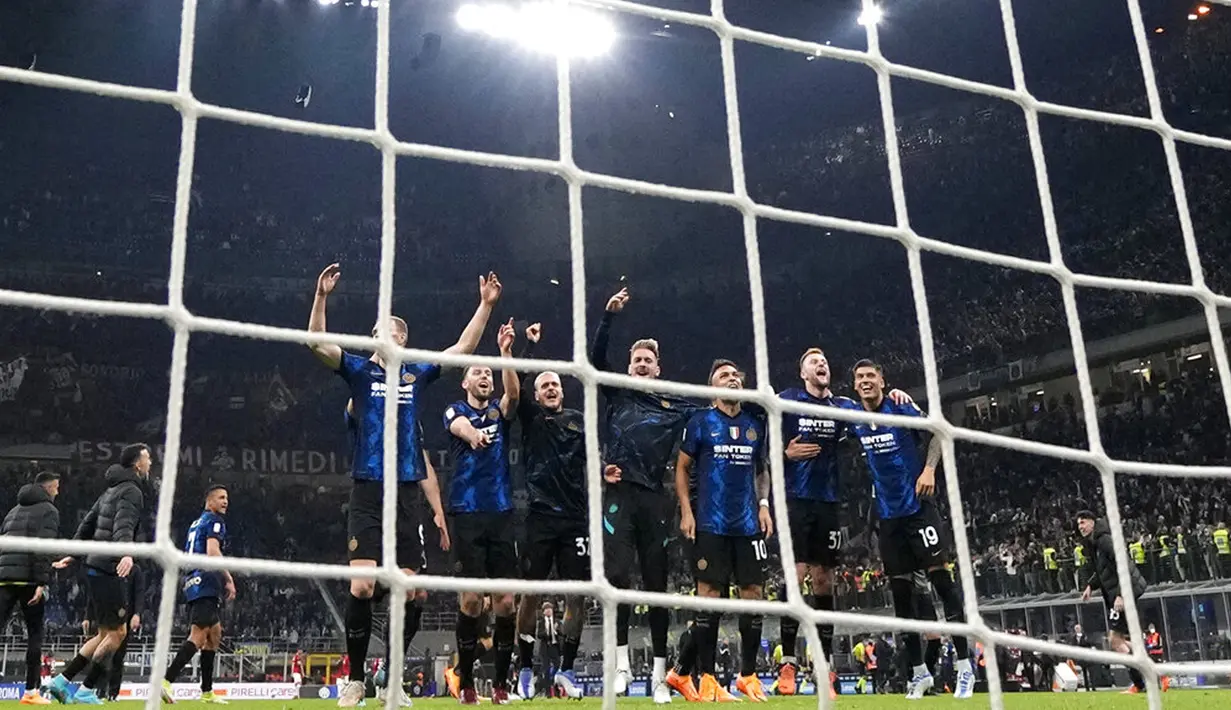 Para pemain Inter Milan melakukan selebrasi usai melawan AC Milan pada leg kedua semifinal Coppa Italia di Stadion San Siro, Milan, Italia, 19 April 2022. Inter Milan menang 3-0. (AP Photo/Luca Bruno)