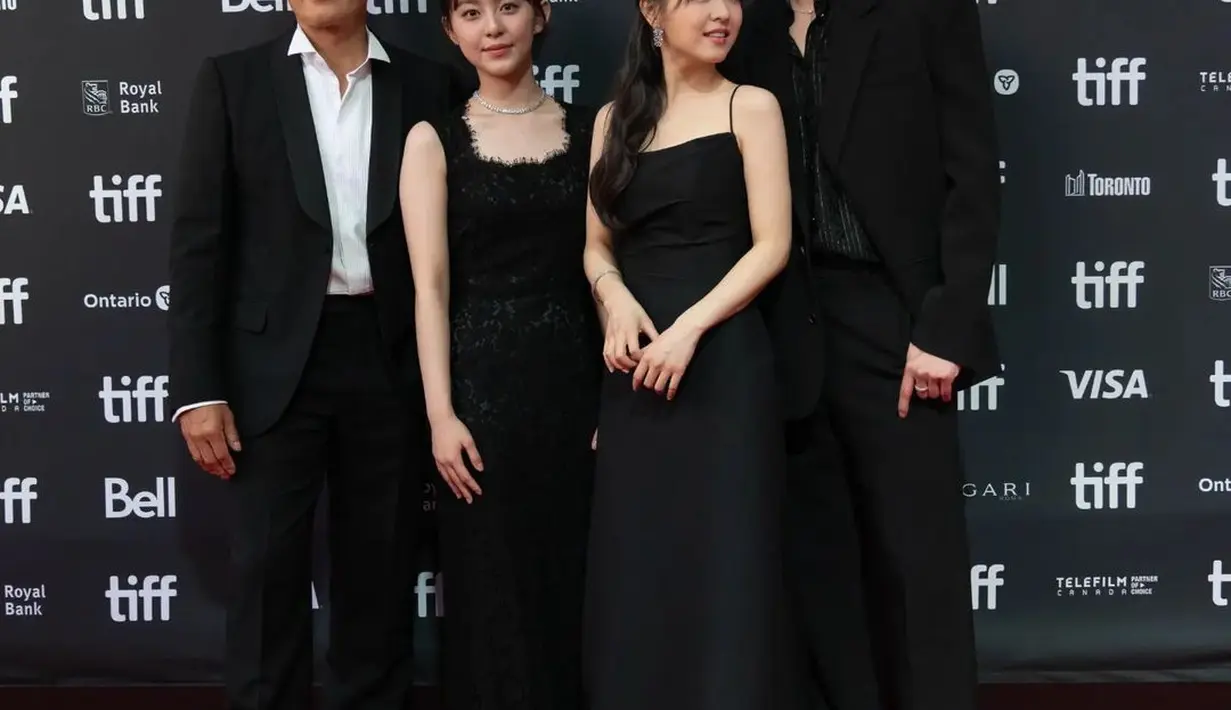 Selanjutnya ada Lee Byung Hun yang tak kalah gagah dengan setelan jas hitam dan kemeja putih. Di sampingnya, ada Park Ji Hu dengan dress renda hitam. [@gabrieldisante]