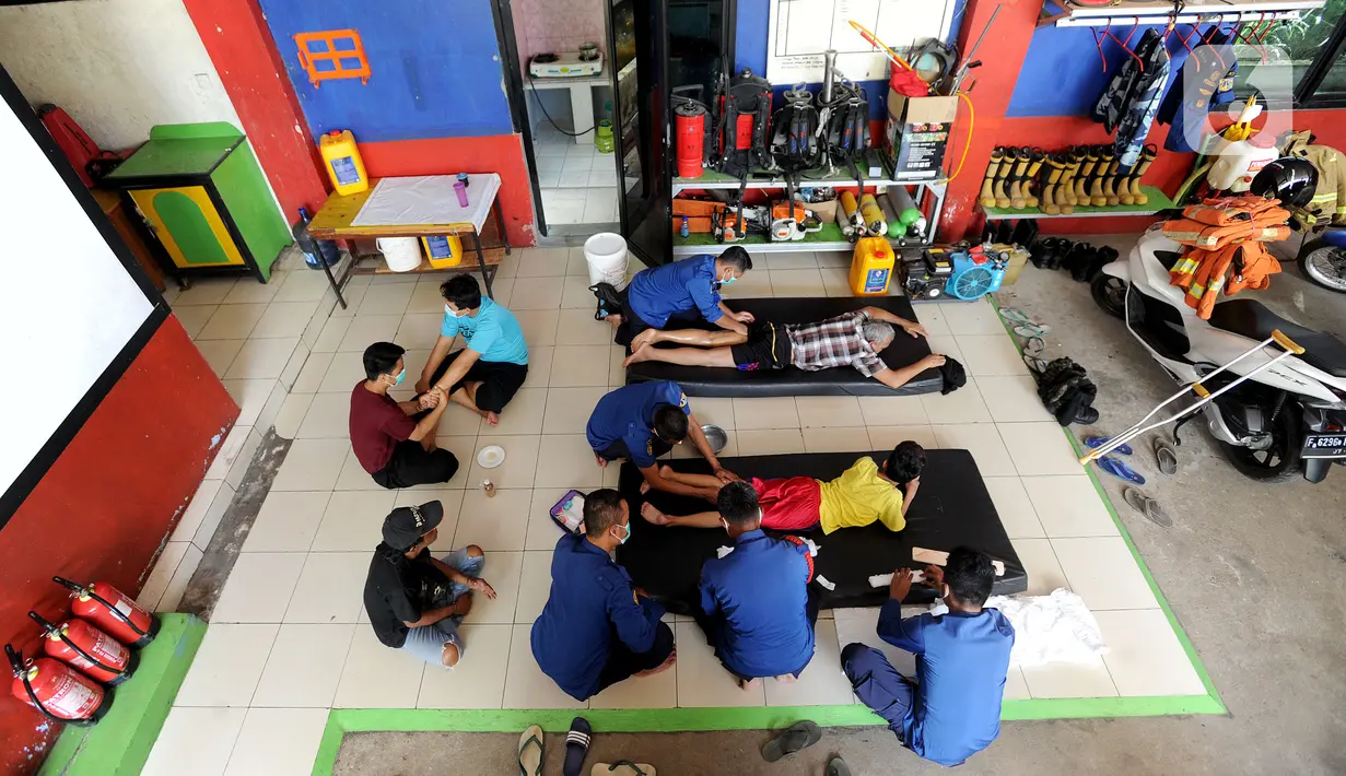Sejumlah warga yang mengalami patah tulang saat dipijat oleh petugas Damkar di Pos Damkar Ciganjur, Jagakarsa, Jakarta Selatan, Rabu (02/12/2020). Petugas Damkar memijat khas Cimande dengan bayaran seikhlasnya, pengobatan dilakukan di sela waktu senggang petugas Damkar. (merdeka.com/Arie Basuki)