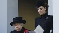 Kate Middleton dan Ratu Elizabeth II menghadiri acara Remembrance Day pada Senin, 11 November 2019. (dok. TOLGA AKMEN / AFP)