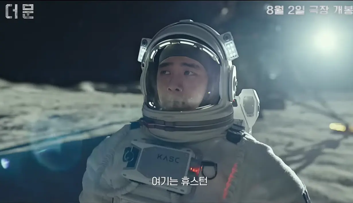 Hwang Sun Woo pun terdampar di luar angkasa lebih dari 384.000 kilometer jauhnya dari Bumi. (Foto: CJ ENM via Soompi)