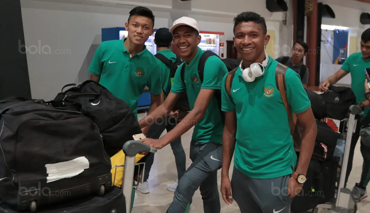Para pemain Timnas U-19 sedang mengantre sebelum memasukin gerbang check in di Bandara Soekarno-Hatta, Cengkareng, (28/10/2017). Timnas U-19 akan mengikuti kualifikasi Piala Asia di Korea Selatan. (Bola.com/Nicklas Hanoatubun)
