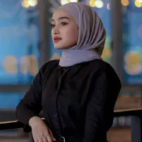 Sule dikabarkan telah memiliki kekasih baru, setelah bercerai dengan Nathalie Holscher. Namanya adalah Santyka Fauziah, dengan paras bule yang cantik. [Foto: Instagram/santykafauziah]