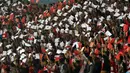 Aksi Suporter Madura United mendukung timnya melawan Persiba Balikpapan pada Torabika SC 2016 di Stadion Gelora Bangkalan, Senin(13/6/2016).  (Bola.com/Nicklas Hanoatubun)