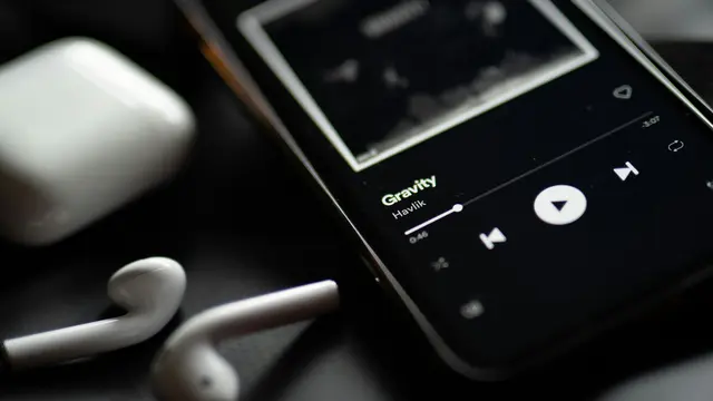 Ilustrasi Kebiasaan Membuat Playlist Musik Menurut Psikologis/Photo by Filip on Unsplash