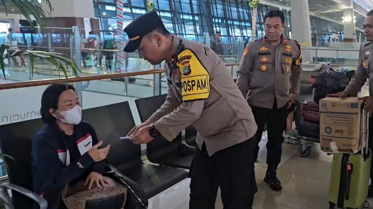 Momen Kapolres Bandara Belikan Tiket Pesawat Seorang Nenek Korban Penipuan