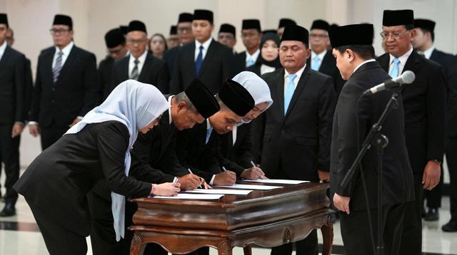 Menteri Pemuda dan Olahraga (Menpora) RI, Erick Thohir (kanan), tengah melantik Pejabat Pimpinan Tinggi Pratama dan Pejabat Administrator di Auditorium Wisma Menpora, Jakarta, Rabu (1/4/2026). (Dok. Kemenpora)