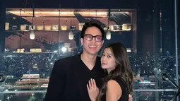 Kisah cinta Brisia Jodie memang selalu menarik perhatian netizen, sempat dikabarkan dekat dengan anak Iis Dahlia. Ia juga sempat berpacaran dengan dengan Julian Jacob. Kini ia berkomitmen menjalin asmara dengan Anthonio Marcelin. (Liputan6.com/IG/@brisiajodie96)