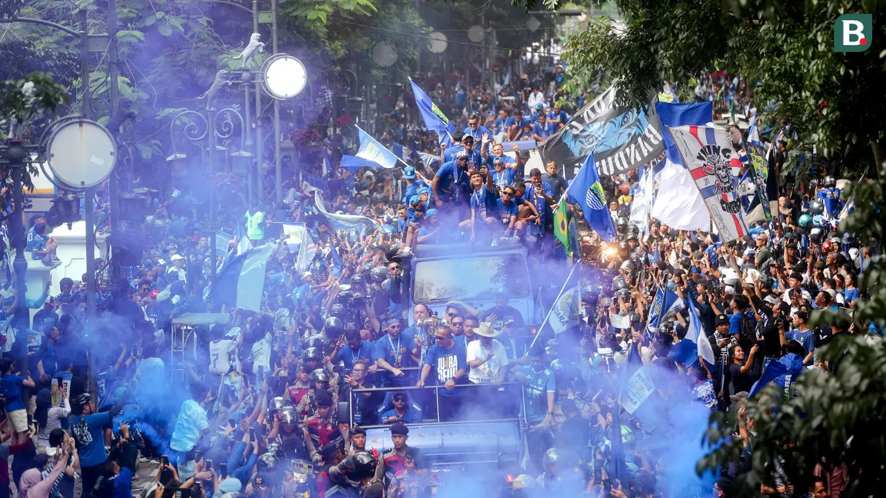 Foto: Euforia Bobotoh dan Pemain Persib Bandung Saat Pawai Juara BRI Liga 1