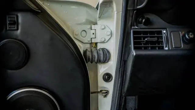 Engsel Pintu Mobil Karat