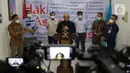 Novel Baswedan (tengah) bersama perwakilan pegawai KPK yang tidak lolos TWK memberi keterangan usai menyerahkan dokumen baru dan tambahan informasi terkait pelaporan pelanggaran HAM saat proses alih status, Gedung Komnas HAM, Jakarta, Selasa (8/6/2021). (Liputan6.com/Helmi Fithriansyah)