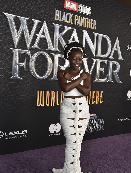 Lupita Nyong'o berpose saat menghadiri pemutaran perdana film Black Panther: Wakanda Forever" di Dolby Theatre di Los Angeles pada Rabu, 26 Oktober 2022. Nyong'o tampil memukau dalam kord putih yang terdiri dari atasan satu bahu yang dipangkas dan rok sepanjang lantai. (Photo by Richard Shotwell/Invision/AP)