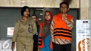 Gubernur Sumatera Utara nonaktif Gatot Pujo Nugroho bersama istrinya Evi Susanti, usai menjalani pemeriksaan KPK, Jakarta, Kamis (20/8/2015). Gatot diperiksa atas kasus dugaan suap kepada hakim dan panitera PTUN Medan. (Liputan6.com/Yoppy Renato)