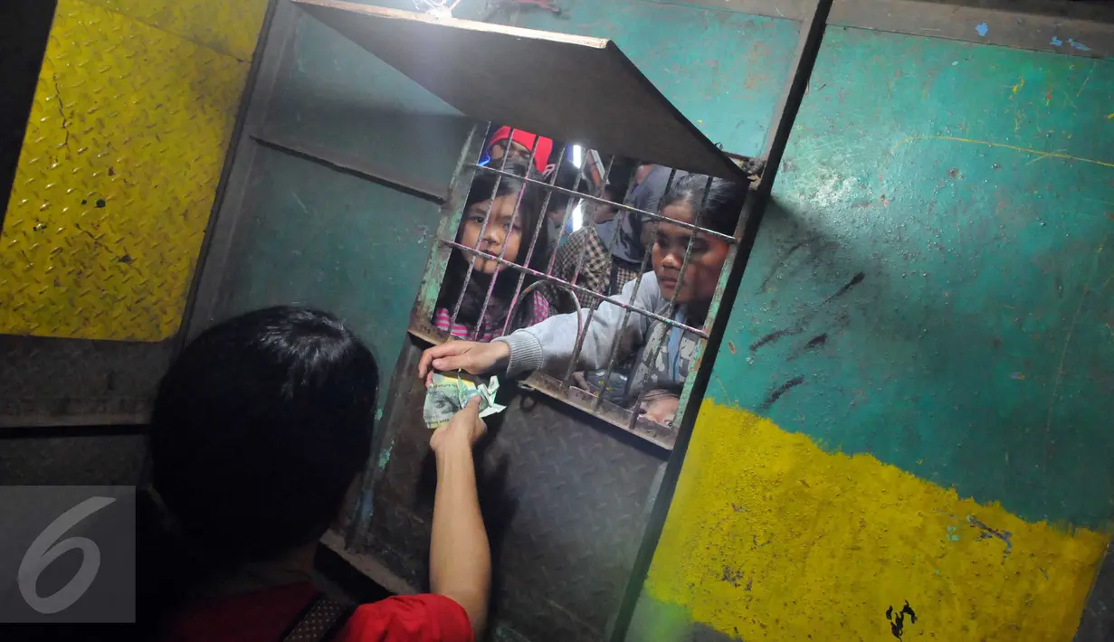 Loket pembayaran atraksi 'Tong setan' di pasar malam PURI BETA II, Tangerang , Banten, Kamis (31/12). Untuk menonton pertunjukan ini di kenakan biaya 7000 sekali masuk tong setan. (Liputan6.com/Helmi Afandi)