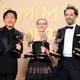 Sutradara Hiro Murai, penulis naskah Katie Dippold, dan aktor Matthew Rhys memamerkan piala mereka untuk kemenangan serial Widow's Bay di Primetime Emmy Awards, Los Angeles, 15 September 2026. (Frederic J. Brown / AFP)