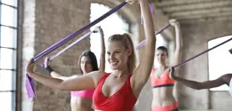 Latihan kekuatan atau strength training tidak selalu harus dilakukan di gym. Dengan peralatan sederhana seperti resistance band, tetap bisa melatih seluruh tubuh secara efektif dari rumah. (foto/dok: pexels)