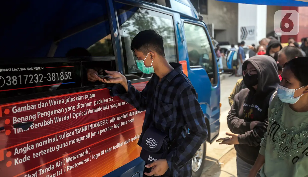 Warga menukarkan uang rupiah kertas baru emisi 2022 di Pasar Senen, Jakarta, Selasa (23/8/2022). Uang rupiah kertas baru emisi 2022 terdiri atas pecahan Rp 100.000, Rp 50.000, Rp 20.000, Rp 10.000, Rp 5.000, Rp 2.000, dan Rp 1.000. (Liputan6.com/Faizal Fanani)