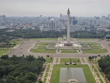 Pemandangan Monumen Nasional berlatar permukiman dan perkantoran, Jakarta, Kamis (15/5/2025). (Liputan6.com/Angga Yuniar)