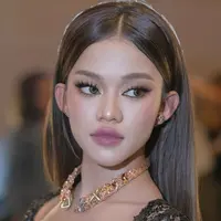 Ummi Quary tampil dengan foxy eye makeup look yang bikin pangling. [@itsfrankywu].