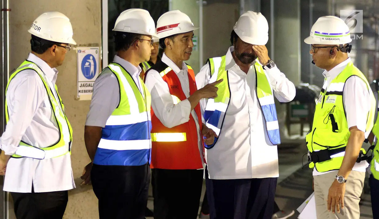 Presiden Joko Widodo didampingi Gubernur DKI Jakarta Anies Baswedan, Ketum Partai Nasdem Surya Paloh dan Menhub Budi Karya Sumadi meninjau proyek terowongan bawah tanah MRT, fase 1 di Bundaran HI, Jakarta, Rabu (7/3). (Liputan6.com/Johan Tallo)