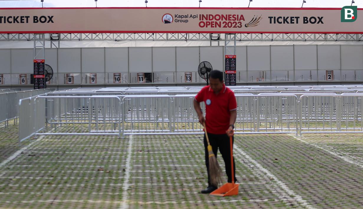 <p>Tiket Box di Istora Senayan menjelang Indonesia Open 2023 pada Senin (12/06/2023). Ketua Panpel Armand Darmadji mengungkapkan bahwa tahun ini akan menjadi edisi terakhir turnamen BWF Super 1000 tersebut di Istora Senayan sebelum dipindahkan ke arena yang lebih besar yakni Indoor Multifunction Stadium. (Bola.com/Bagaskara Lazuardi)</p>