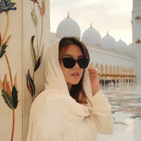 Marsha Aruan tampil manglingi saat ia mengunjung Masjid Agung Syeikh Zayed Adu Dhabi [@aruanmarsha]