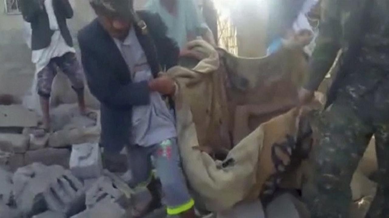 Evakuasi tengah dilakukan terhadap korban tewas akibat serangan udara di sebuah hotel di Yaman