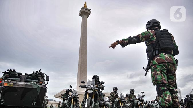 Personel TNI bersiap mengikuti apel Operasi Lilin Jaya 2020 di Lapangan Silang Monas, Jakarta, Senin (21/12/2020). Polda Metro Jaya menyiapkan 8.179 personel gabungan dari TNI, Polri dan Pemprov DKI yang akan ditempatkan di sejumlah pos pengamanan dan pos pelayanan. (merdeka.com/Iqbal S. Nugroho)