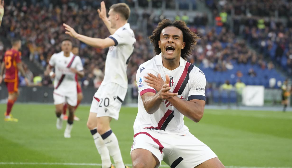 Penyerang Bologna Joshua Zirkzee merayakan gol yang dicetaknya ke gawang AS Roma dalam duel pekan ke-33 Serie A 2023/2024 di Olimpico, Senin (22/4/2024). (AP Photo/Gregorio Borgia)