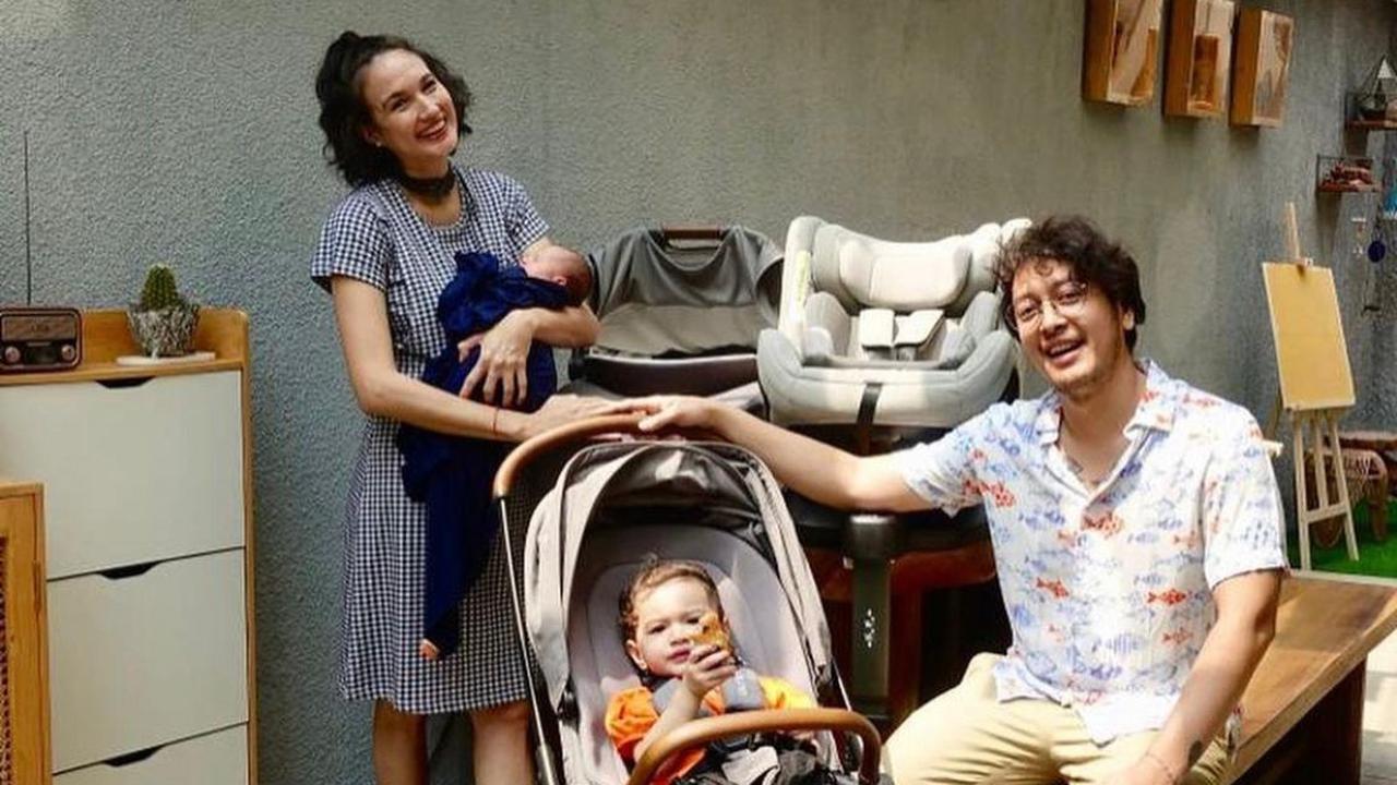 Dimas Anggara dan Nadine Chandrawinata dengan dua putri mereka