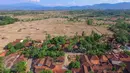 Warga membongkar sendiri rumah yang akan terkena dampak penggenangan Waduk Jatigede di Desa Cipaku, Sumedang, Jawa Barat, Senin (31/8/2015). Beberapa warga masih ada yang bertahan karena belum tuntasnya soal ganti rugi. (Liputan6.com/Faizal Fanani)