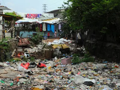 Sodetan Kali Klender RT 02 Rw 17 yang terbengkalai, Jakarta Timur, Jakarta, Rabu (31/5/2023). Kondisi sodetan yang dibangun dari tahun 2005 itu kini dipenuhi oleh tumpukan sampah dan puing-puing batu dan kandang ayam. (merdeka.com/Imam Buhori)
