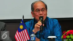 Menteri Pertanian Malaysia, Dato Douglas Unggah memberikan keterangan saat konpres di Jakarta, Sabtu (3/10/2015). Pemerintah Indonesia bersama Pemerintah Malaysia sepakat membentuk organisasi kelapa sawit. (Liputan6.com/Helmi Afandi)