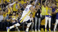 Guard Golden State Warriors, Stephen Curry, melakukan selebrasi setelah mencetak poin saat menghadapi Utah Jazz pada gim 1 putaran kedua playoff NBA 2017 di Oracle Arena, Oakland, Selasa (2/5/2017). (AP Photo/Marcio Jose Sanchez)