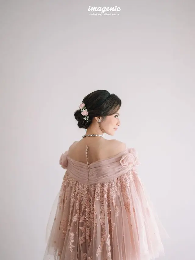 6 Potret Detail Gaun Nikah Indah Permatasari, Paduan Baju Bodo dan Kain Khas Sengkang