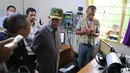 Gubernur Bali Made Mangku Pastika mendengarkan penjelasan di Pos Pengamatan Gunung Api Agung, Kabupaten Karangasem, Senin (27/11). Gubernur Bali memastikan pemerintah akan membantu mereka yang terdampak letusan Gunung Agung. (Liputan6.com/Andi Jatmiko)