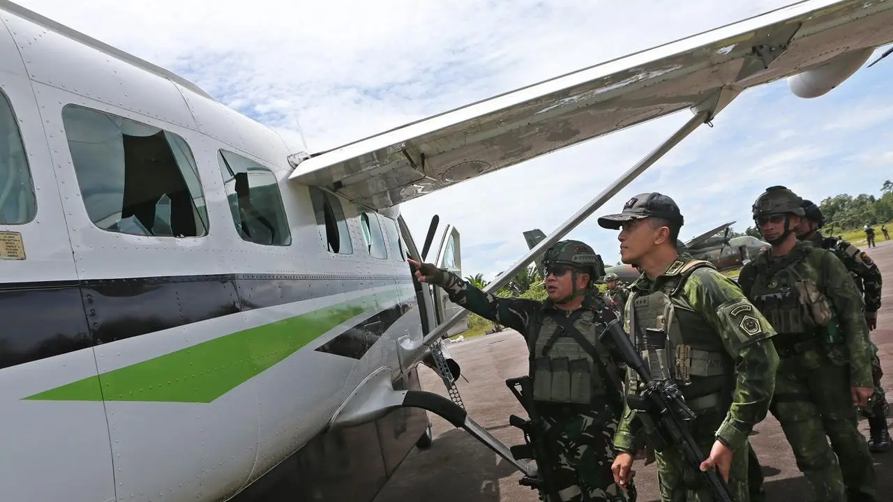 Kogabwilhan III Letjen TNI Bambang Trisnohadi cek pemulihan keamanan di 11 bandara perintis di Papua.