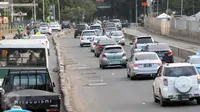 Sejumlah kendaraan melintas di kawasan Sudirman, Jakarta, (15/5). Gubernur DKI Jakarta Basuki Tjahaja Purnama (Ahok) kembali memunculkan wacana pemberlakuan pelat nomor ganjil genap untuk mengantisipasi kemacetan di Ibukota. (Liputan6.com/Helmi Afandi) 