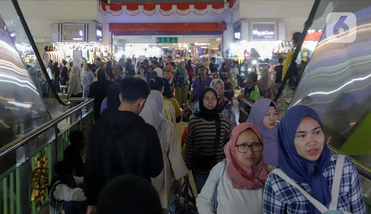 Pasar Tanah Abang semakin ramai dikunjungi pembeli. (Liputan6.com/Herman Zakharia)