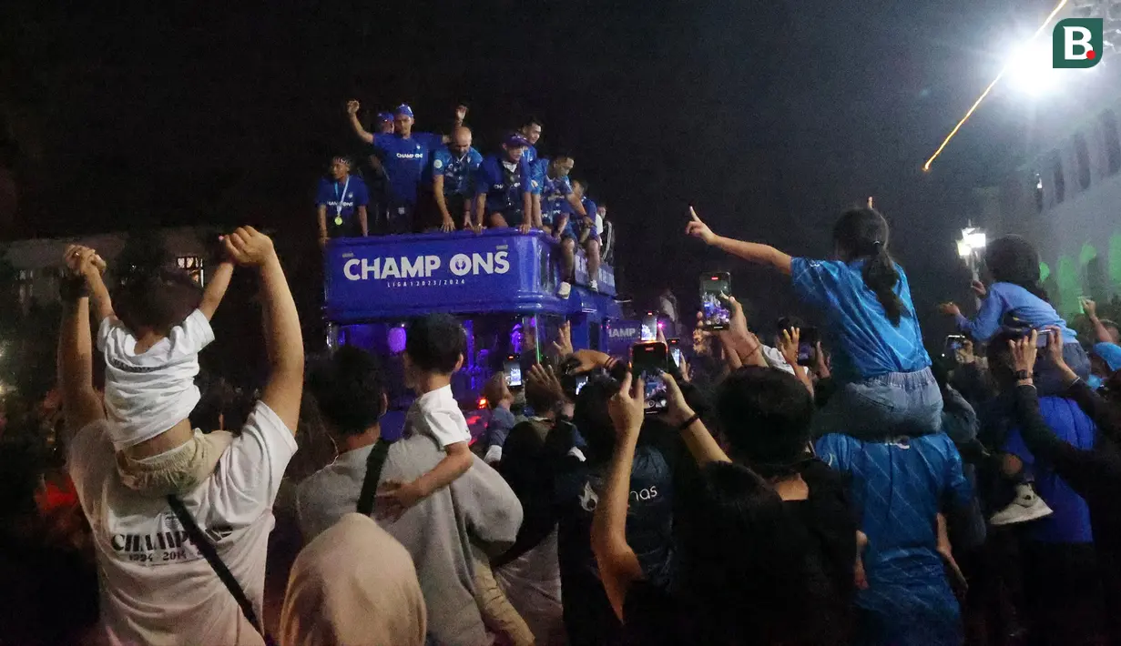 Skuad Persib Bandung menggunakan bus Bandros meninggalkan Gedung Sate, Kota Bandung, Sabtu (1/6/2024) petang usai acara perayaan gelar juara BRI Liga 1 2023/2024 bersama para bobotoh. (Bola.com/M Iqbal Ichsan)