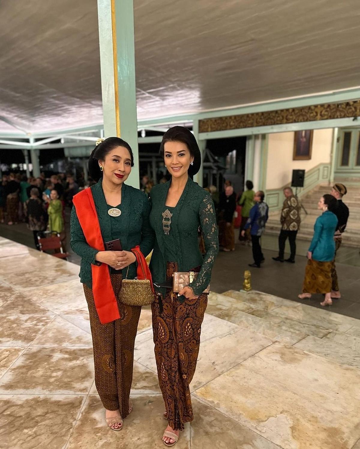 Farah tampil cantik dengan kebaya hijau tua yang menjadi warna tema malam itu.